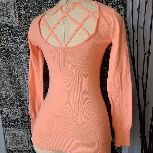 GUESS....GORGEOUS OPEN BACK .TOP - Picture 3 of 5